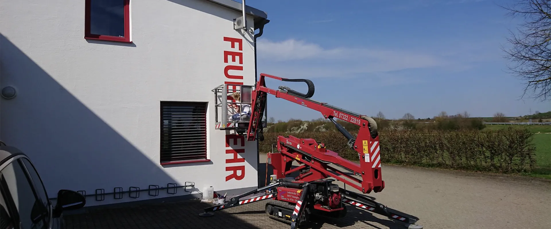Fassade streichen ohne Gerüst mit der Hubarbeitsbühne im Landkreis Heidenheim