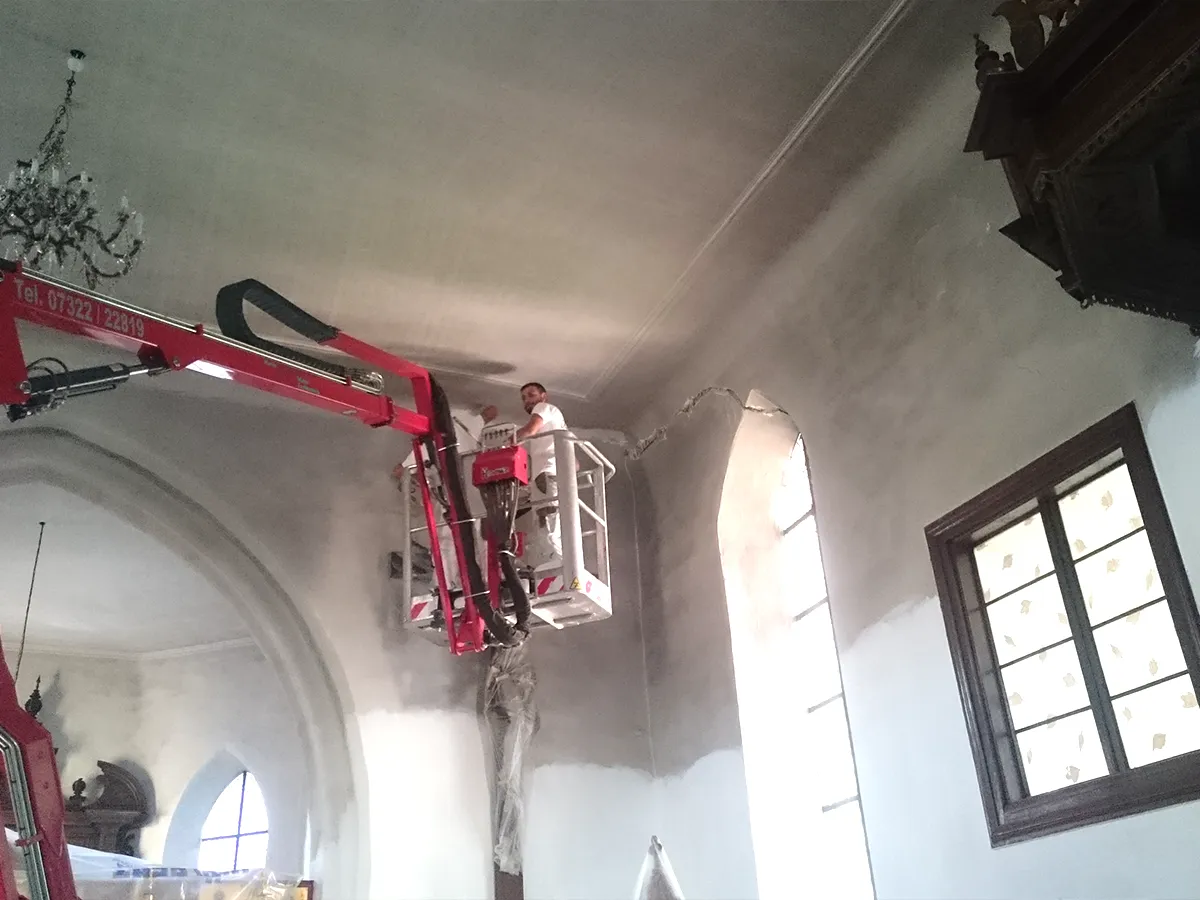 Spitalkirche in Giengen an der Brenz nach Malerarbeiten in der Denkmalpflege