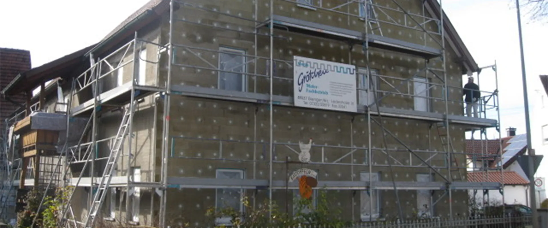 Wohnhaus nach der Fassadendämmung mit fertigem Oberputz