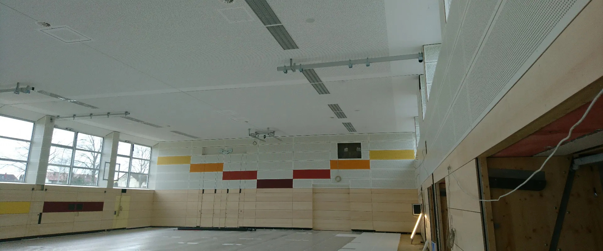 Akustikdecke im Trockenbau in einer Sporthalle